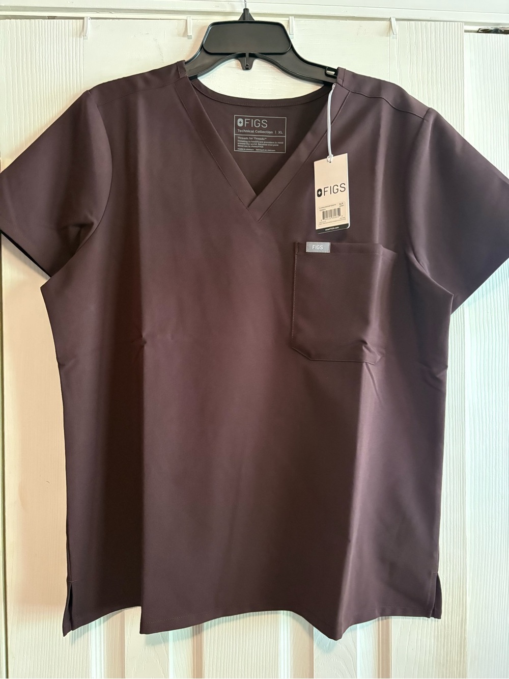 FIGS Women's 1 pocket Catrina in color Espresso. Brand new never worn with tags